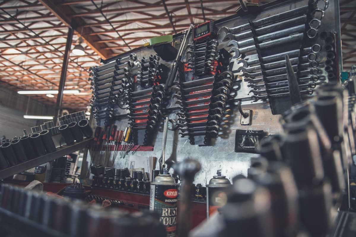 Panneau d’outils professionnels dans un atelier automobile